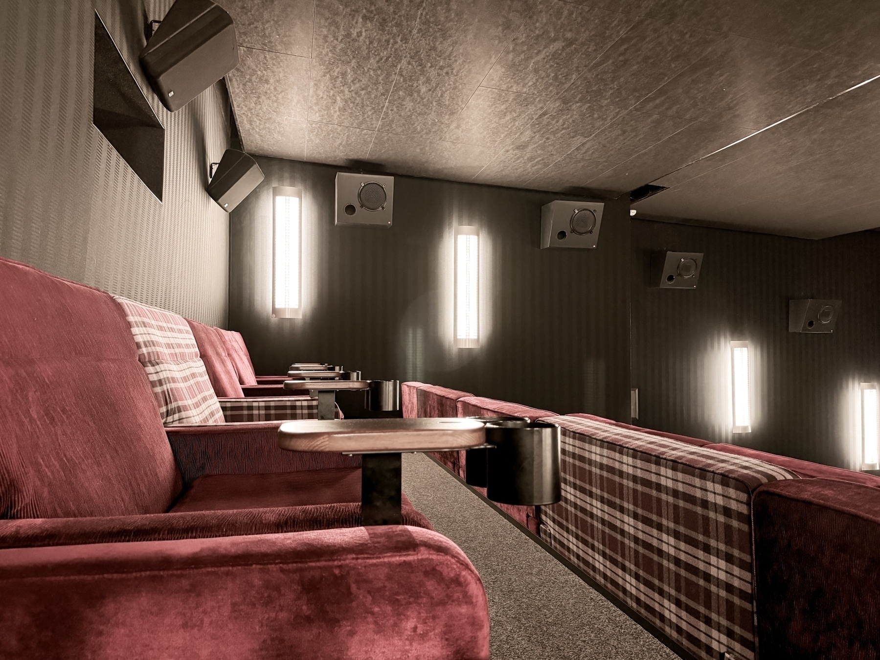 Ein leerer Kinosaal mit bequemen Sofas. 
